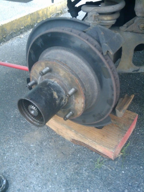 how to remove 4x4 hub to replace rotor???-2009-06-06-14.45.28.jpg