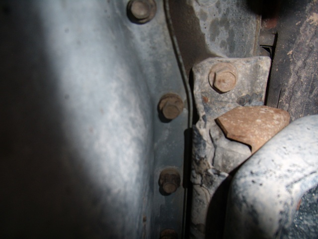 Motor mounts-passenger-cracked-mount.jpg