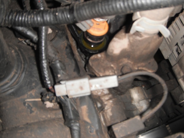 antfreeze leak top of engine!!-dscf1041.jpg