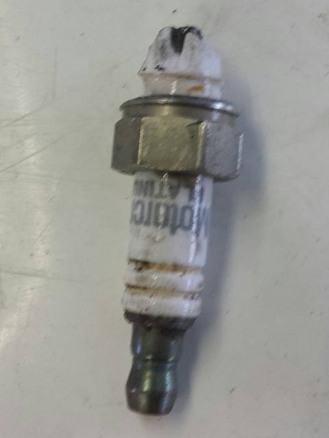 Broken sparkplug at Nut-20150124_101802-1.jpg
