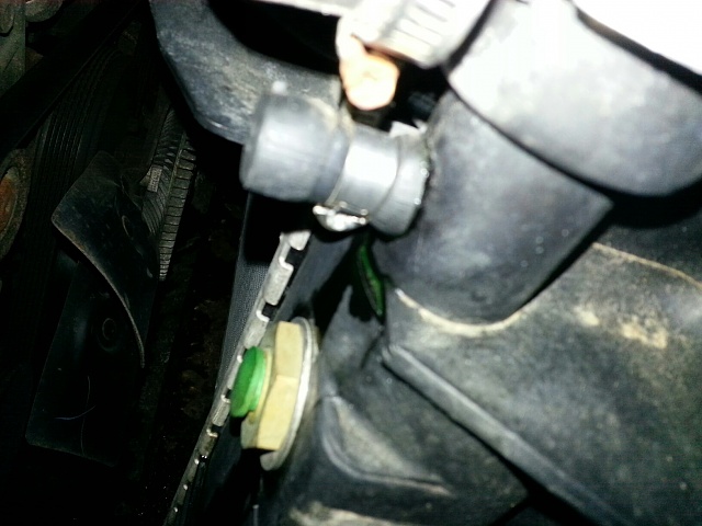 extra port on top a radiator with rubber cap-rad.jpg