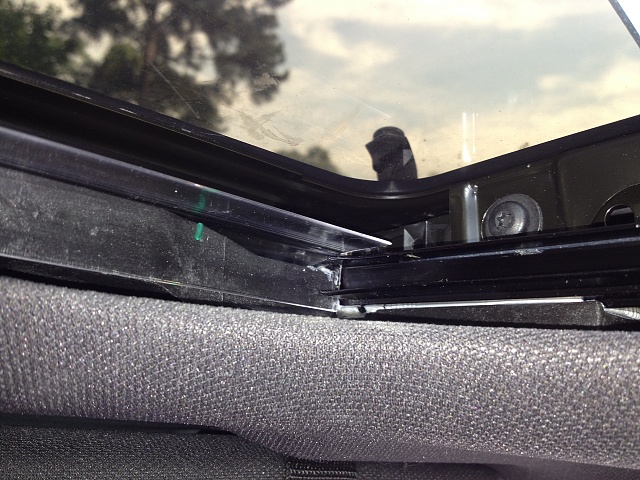 Annoying light shinning from sun/moon roof, fixed!-resting-over-guide-rail-right.jpg