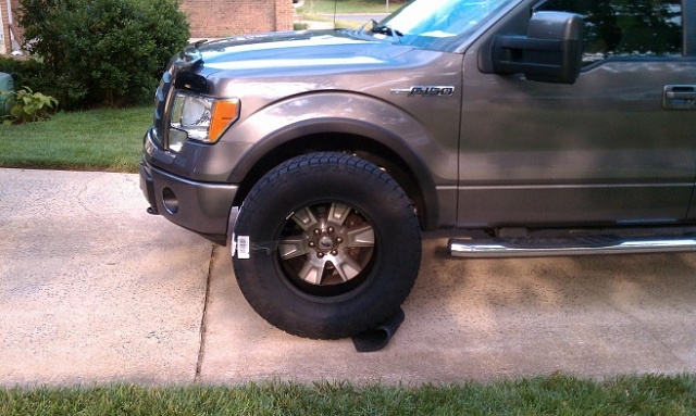 Rough Country 2.5in Level and 1in rear block-stock-new-tire.jpg