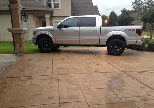 2013 Fx2 with 33's and 2&quot; leveling kit-truck-driveway.jpg