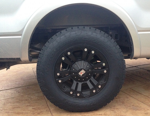 2013 Fx2 with 33's and 2&quot; leveling kit-tire.jpg