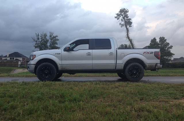 2013 Fx2 with 33's and 2&quot; leveling kit-mud9.jpg