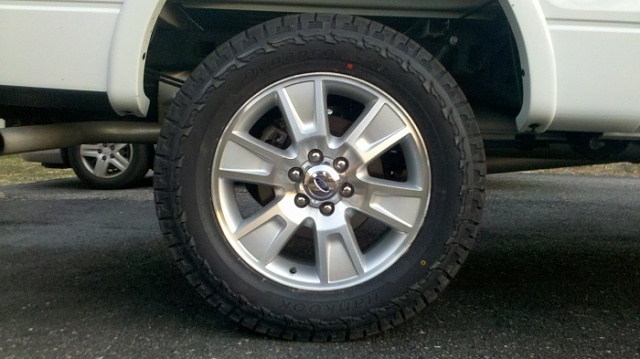 Show your 305/55/20's-new-tire-wheel.jpg