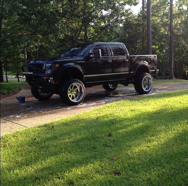 Let's see some trucks with chrome wheels-image-1757954687.jpg
