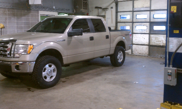 Pic request - 2&quot; / 2.5&quot; front and 3&quot; rear leveling kit.-forumrunner_20120206_121605.jpg