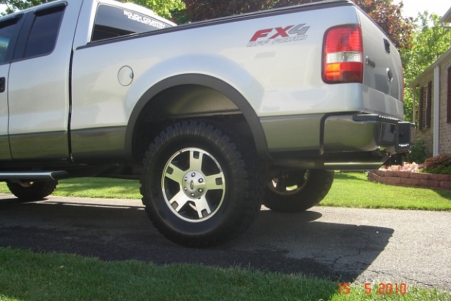 Just put a leveling kit and 35''tires on, tell me what you think?-megans-wedding-133.jpg