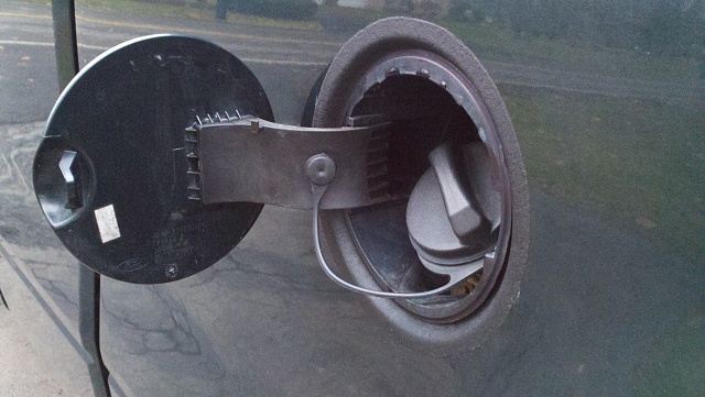 Rusty fuel door fix!!! cheap and easy...-moto-pics-2-003.jpg