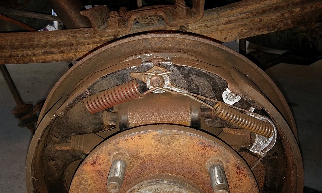 Rear Brake - Unusual Wear on Outside of Shoe-rear-brakes-2.jpg