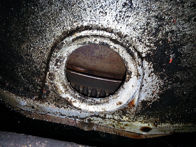 hole on the bottom of tranny casing on a 95'-weriimi.jpg